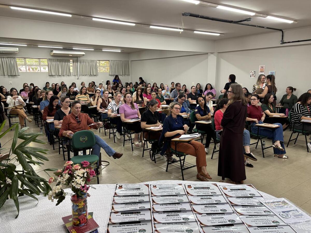 Reunião com gestores da rede municipal marcou a sanção da Lei nº 3.167/2026 e o reconhecimento das escolas pelo índice de 6,9 no Ideb
