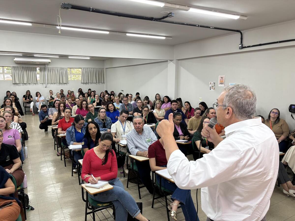 Reunião com gestores da rede municipal marcou a sanção da Lei nº 3.167/2026 e o reconhecimento das escolas pelo índice de 6,9 no Ideb