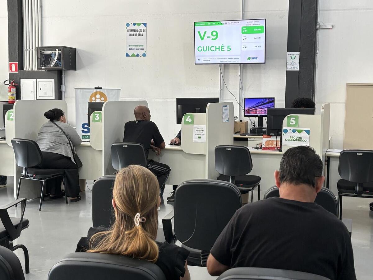 Ação realizada pela Agência do Trabalhador reuniu 11 empresas parceiras nesta segunda-feira (21), com oportunidades em diferentes áreas