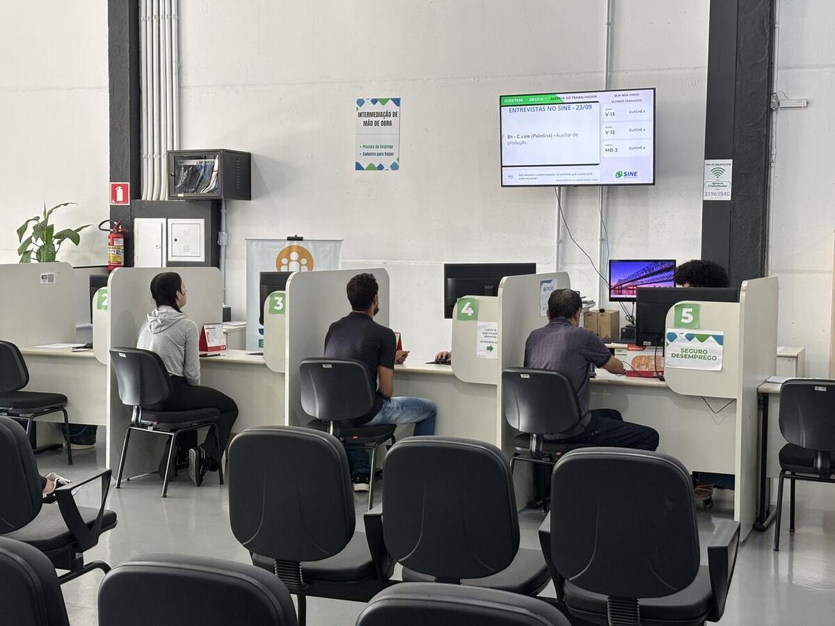 Ação realizada pela Agência do Trabalhador reuniu 11 empresas parceiras nesta segunda-feira (21), com oportunidades em diferentes áreas