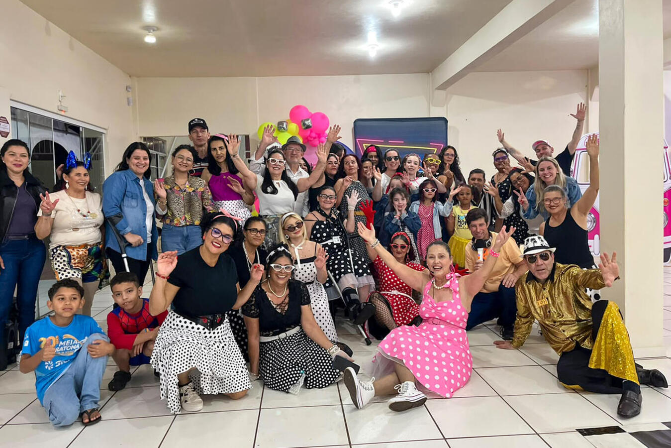 Participantes de evento, realizado nesta quinta (17), desfrutaram de momentos em que puderam dançar, confraternizar e reviver sucessos que marcaram gerações