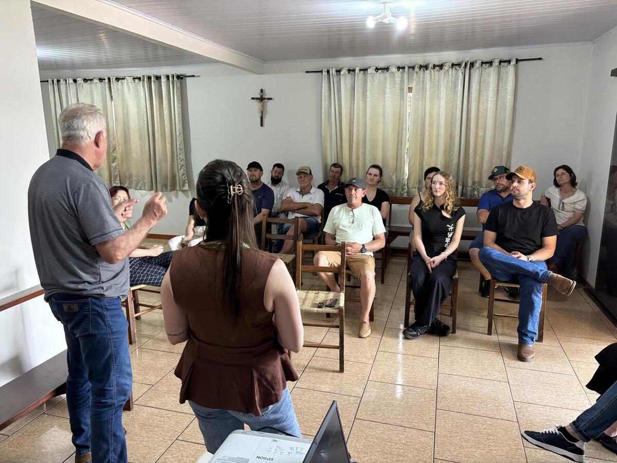 Encontro realizado em Cerro da Lola também abordou programas da Prefeitura e mudanças no Plano Safra