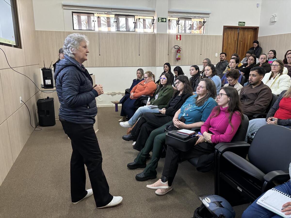 Encontro reuniu aproximadamente 40 profissionais para orientar a atuação da assistência social no atendimento à população em situações de emergência