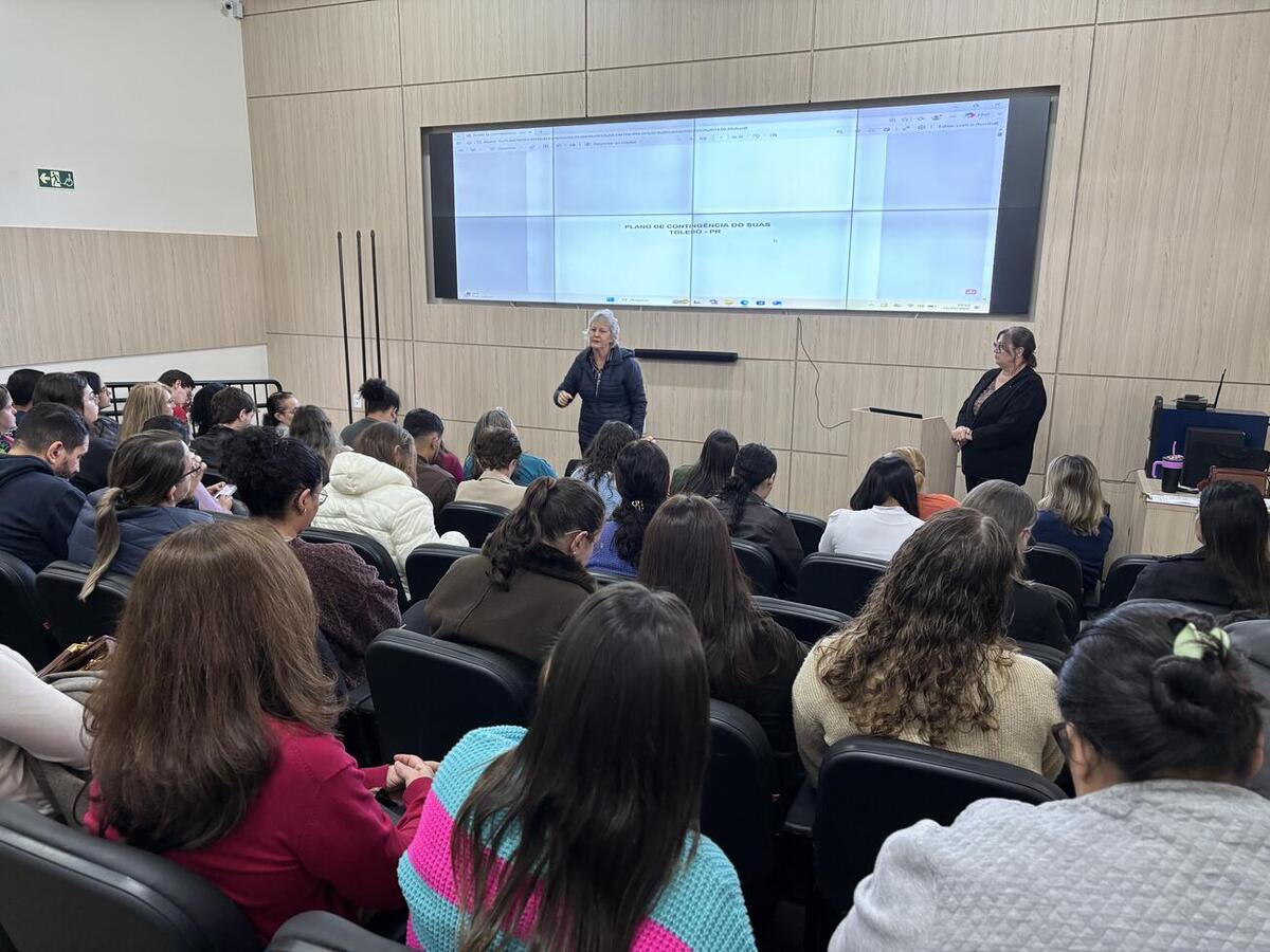 Encontro reuniu aproximadamente 40 profissionais para orientar a atuação da assistência social no atendimento à população em situações de emergência