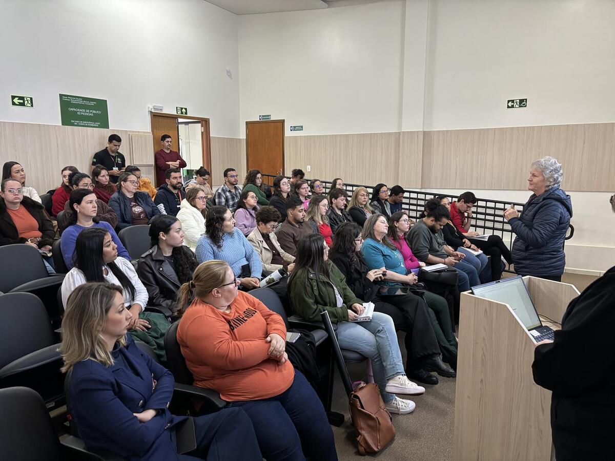 Encontro reuniu aproximadamente 40 profissionais para orientar a atuação da assistência social no atendimento à população em situações de emergência
