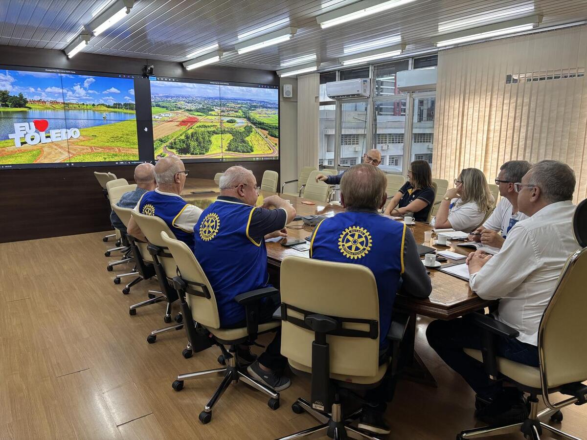 Ademar Spinello, esteve no município acompanhado da esposa, Claemir Spinello, e de integrantes do Rotary Club de Toledo