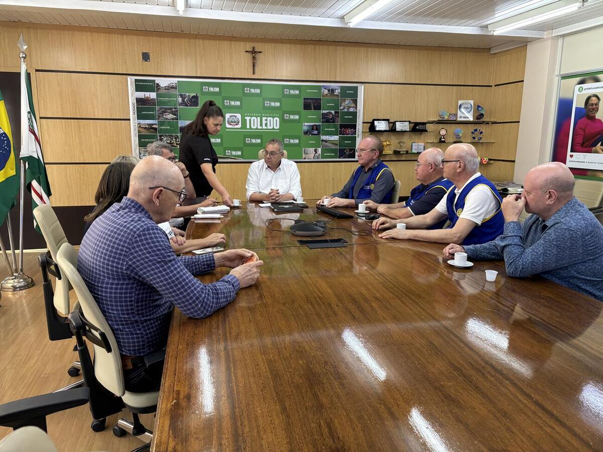 Ademar Spinello, esteve no município acompanhado da esposa, Claemir Spinello, e de integrantes do Rotary Club de Toledo