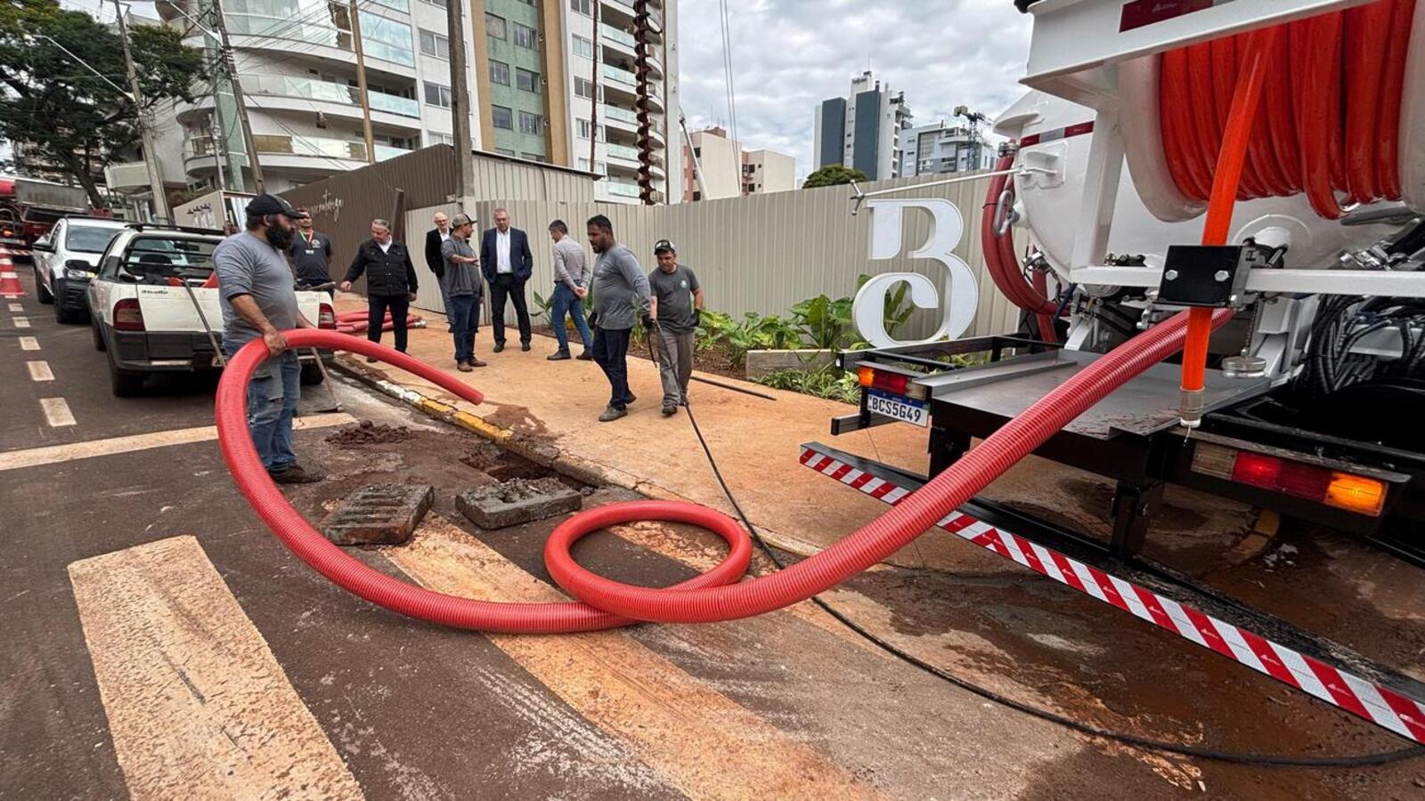 Prefeito Mario Costenaro acompanhou os primeiros testes realizados na região do Parque Ecológico Diva Paim Barth (Crédito: MárcioPimentel/Secom)