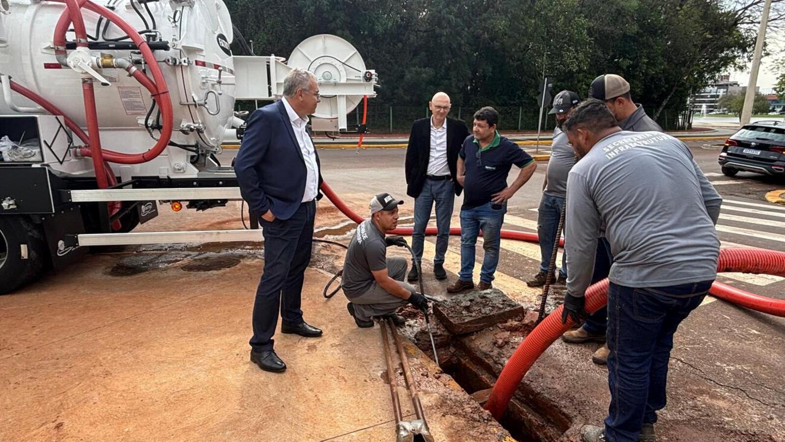 Prefeito Mario Costenaro acompanhou os primeiros testes realizados na região do Parque Ecológico Diva Paim Barth (Crédito: MárcioPimentel/Secom)