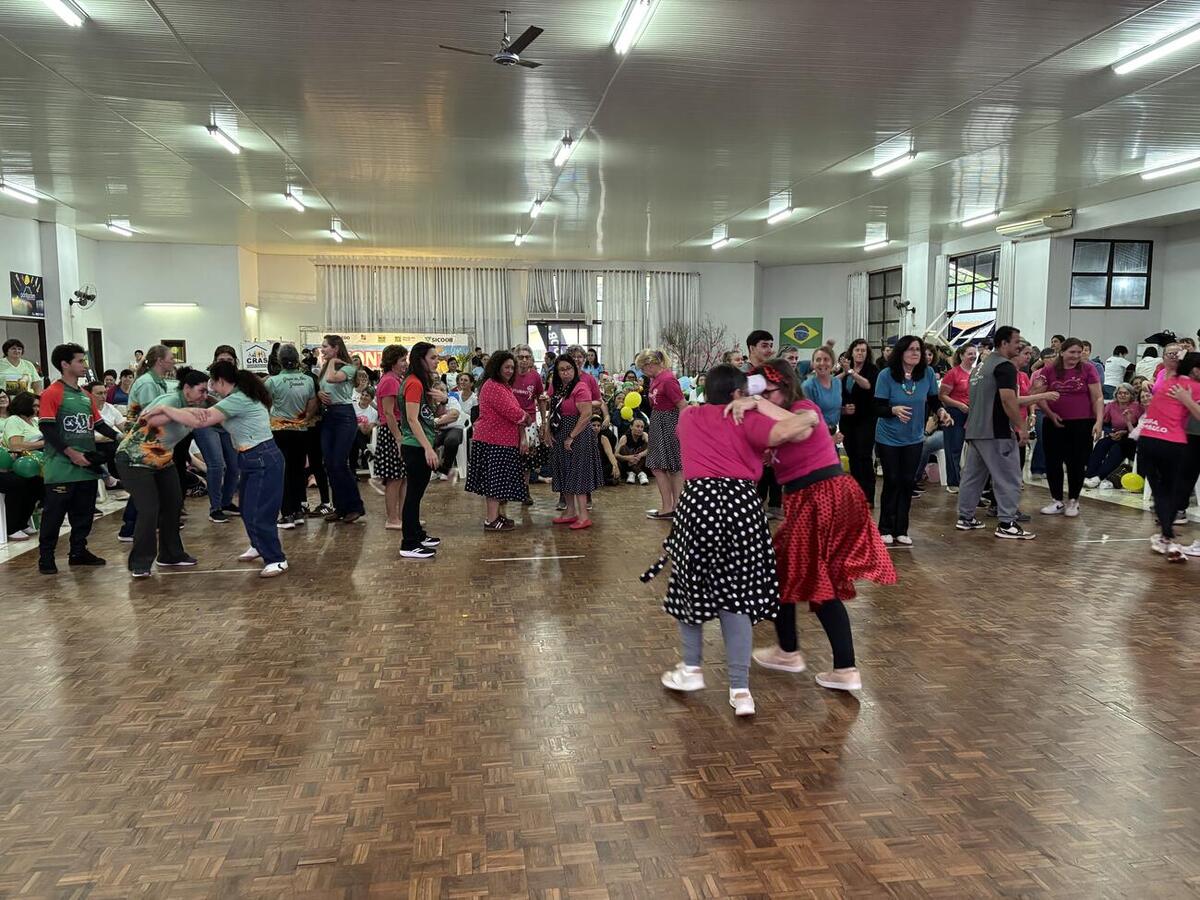 Evento promovido pela Secretaria da Mulher contou com atividades recreativas, apresentações culturais, feira de artesanato e arrecadação de alimentos