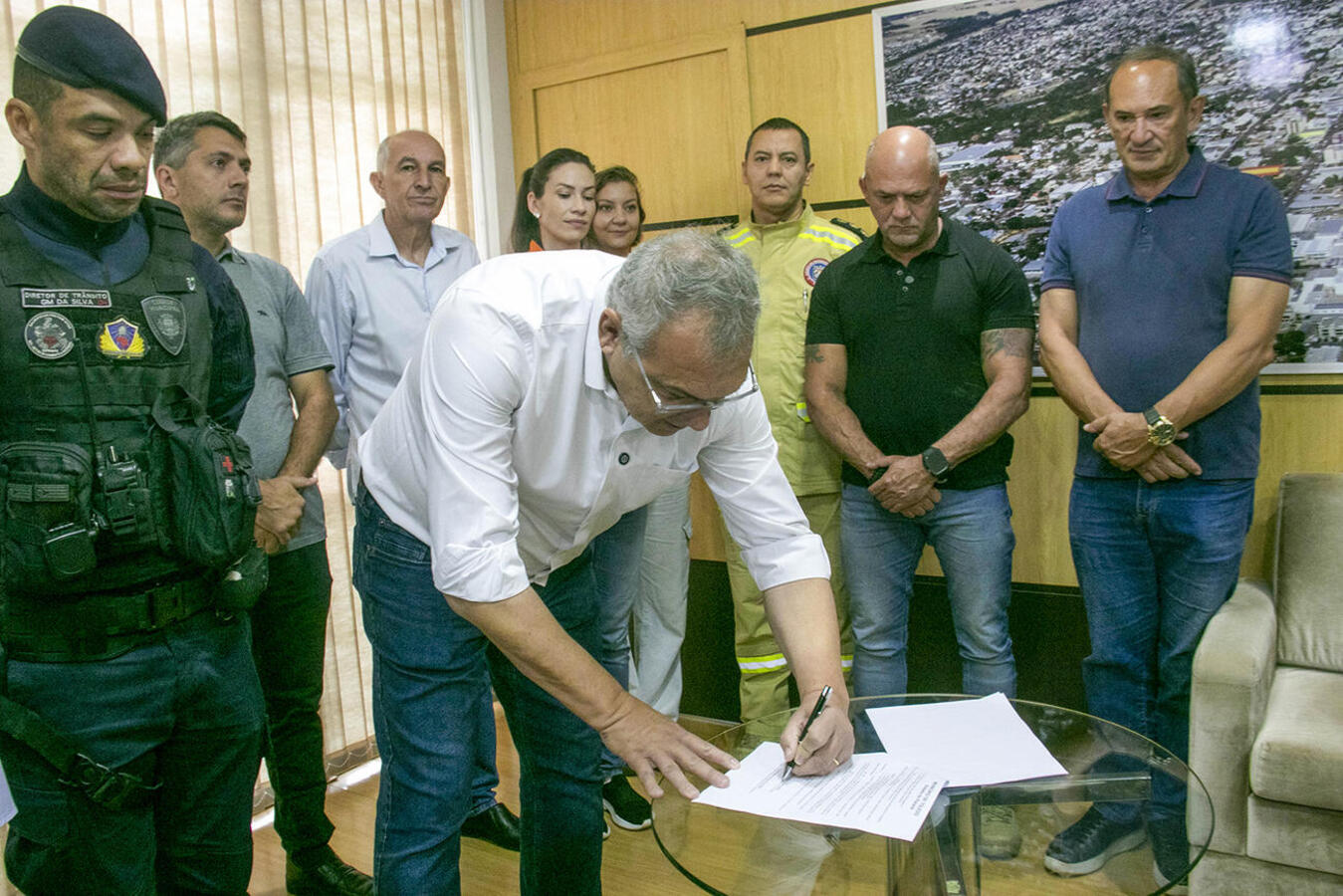 Ato nesta quinta-feira (1º), no Gabinete do Prefeito, teve a presença de várias autoridades, como o secretário de Estado da Segurança Pública, Hudson Teixeira