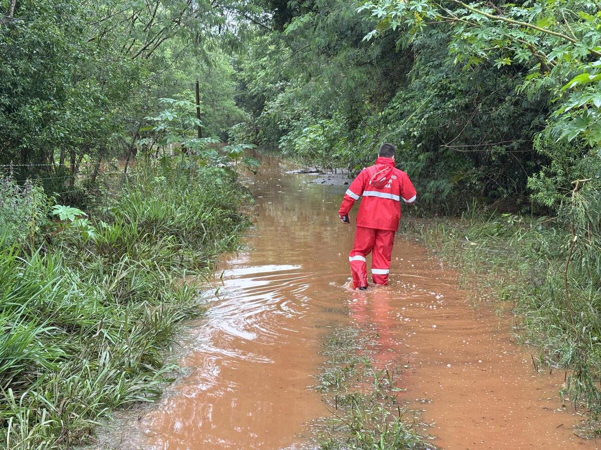 Corpo de Bombeiros vistoriou a área e constatou dificuldades de acesso às propriedades; cerca de 16 pessoas permanecem nas residências