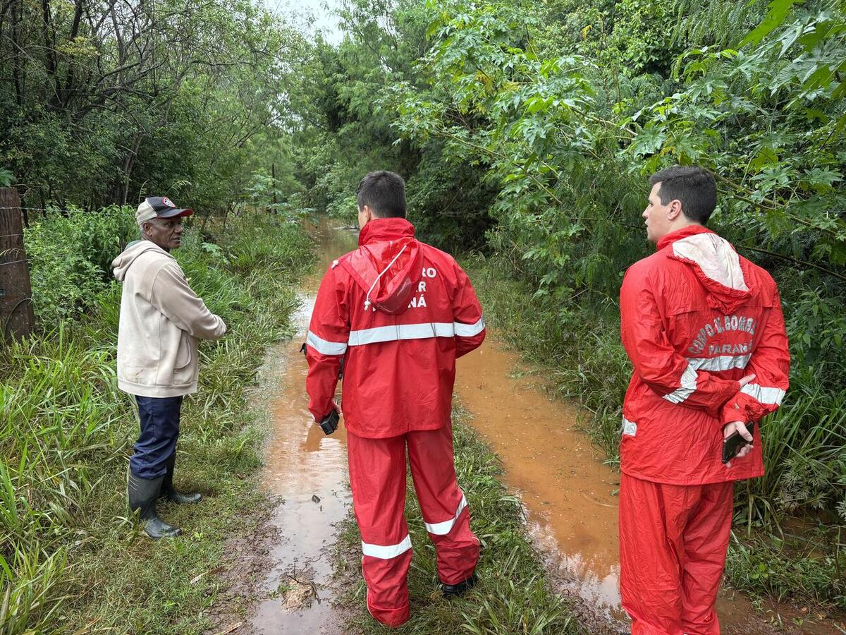 Corpo de Bombeiros vistoriou a área e constatou dificuldades de acesso às propriedades; cerca de 16 pessoas permanecem nas residências