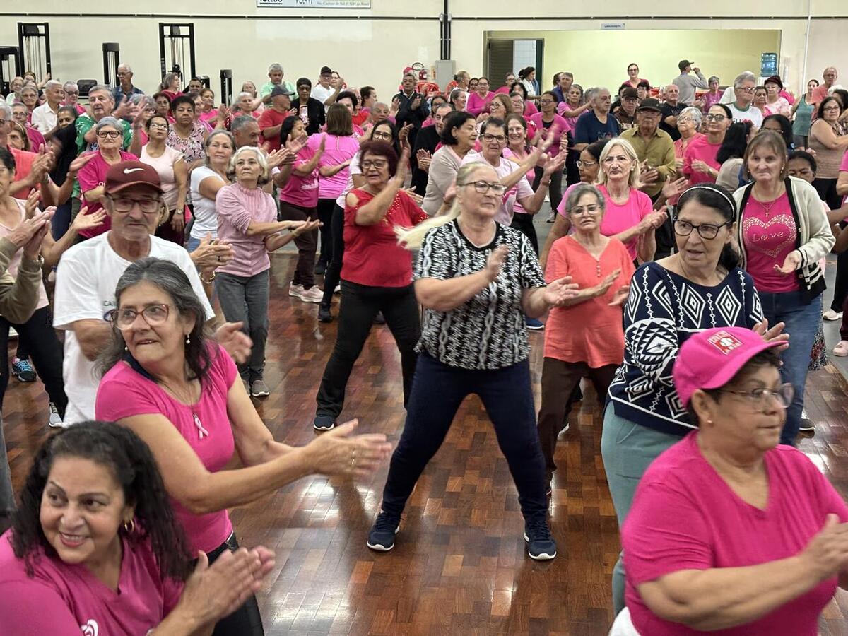 Atividade reuniu exercícios físicos, dança e orientações sobre prevenção do câncer de mama e do colo do útero