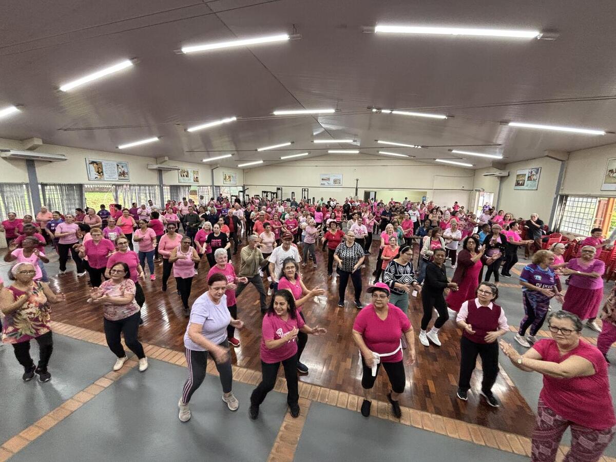 Atividade reuniu exercícios físicos, dança e orientações sobre prevenção do câncer de mama e do colo do útero