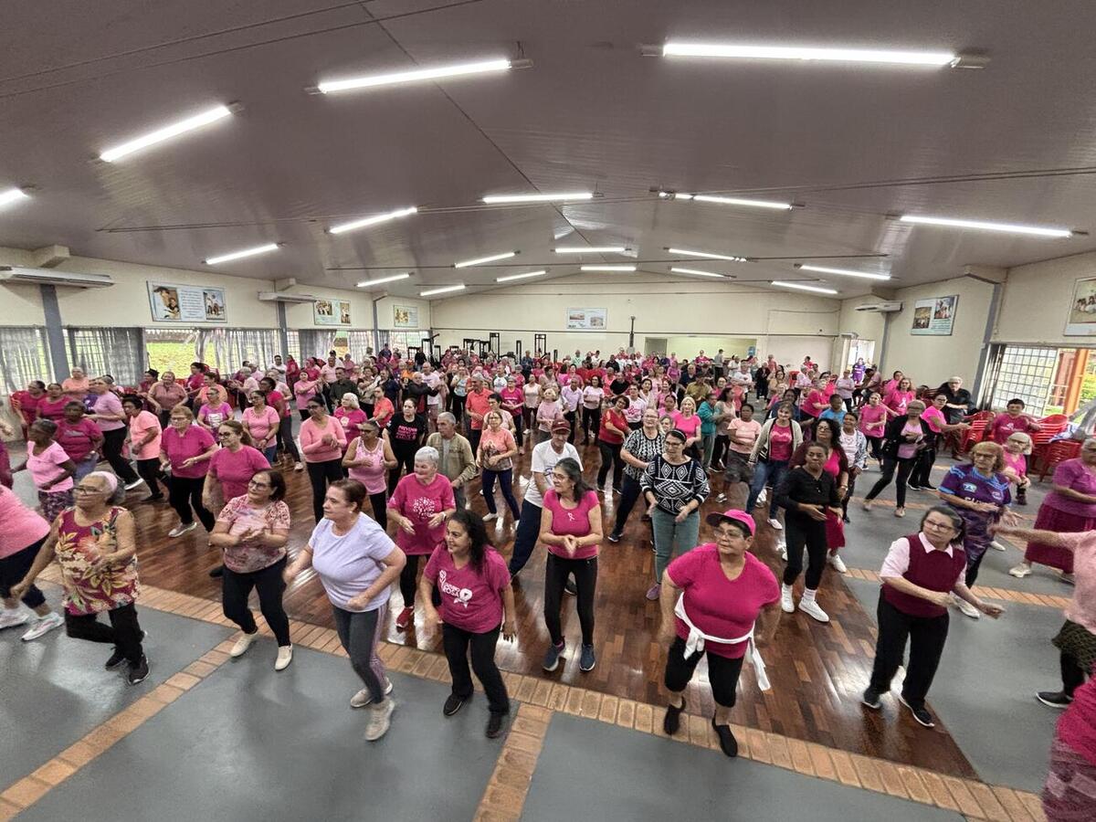 Atividade reuniu exercícios físicos, dança e orientações sobre prevenção do câncer de mama e do colo do útero