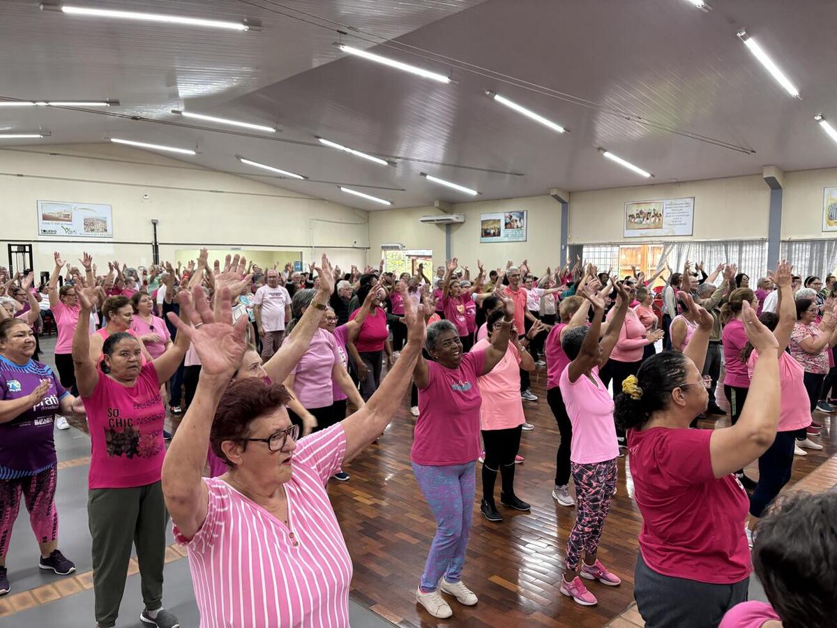 Atividade reuniu exercícios físicos, dança e orientações sobre prevenção do câncer de mama e do colo do útero