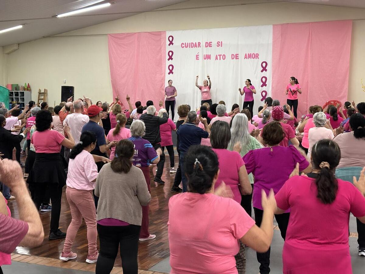 Atividade reuniu exercícios físicos, dança e orientações sobre prevenção do câncer de mama e do colo do útero