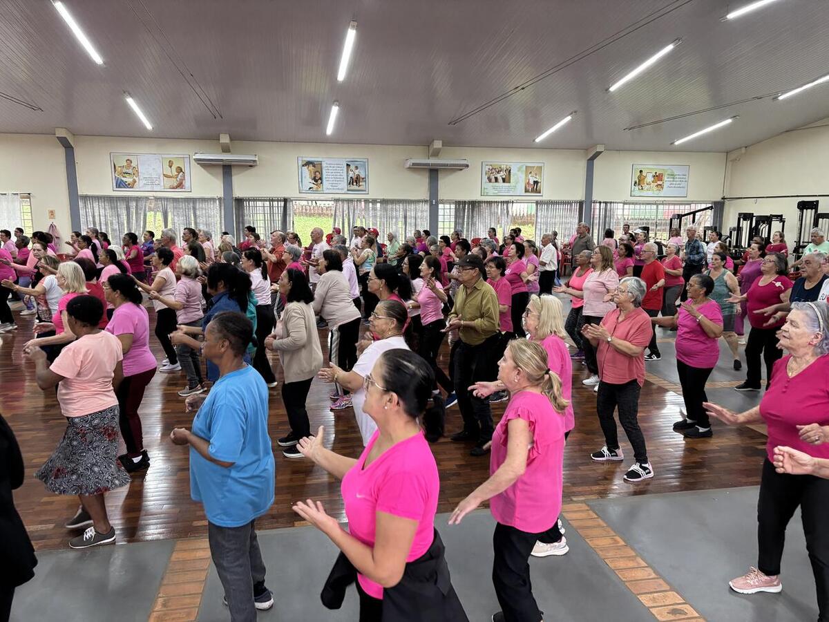 Atividade reuniu exercícios físicos, dança e orientações sobre prevenção do câncer de mama e do colo do útero