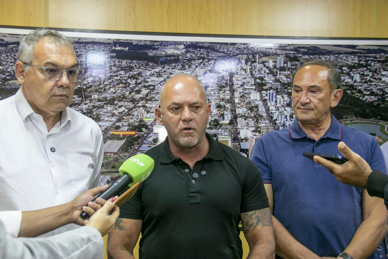 Ato nesta quinta-feira (1º), no Gabinete do Prefeito, teve a presença de várias autoridades, como o secretário de Estado da Segurança Pública, Hudson Teixeira