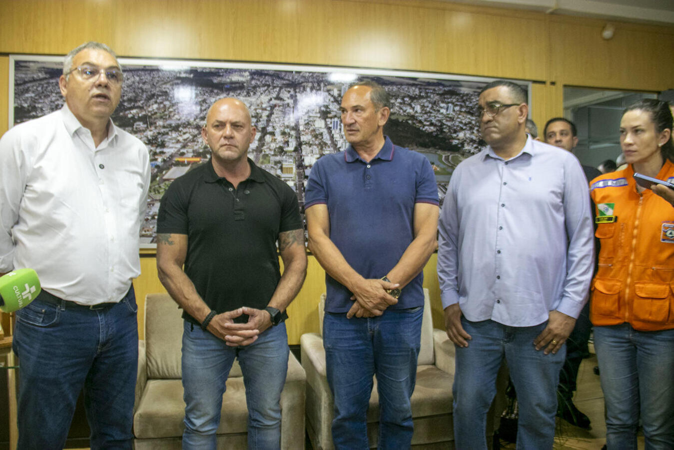 Ato nesta quinta-feira (1º), no Gabinete do Prefeito, teve a presença de várias autoridades, como o secretário de Estado da Segurança Pública, Hudson Teixeira