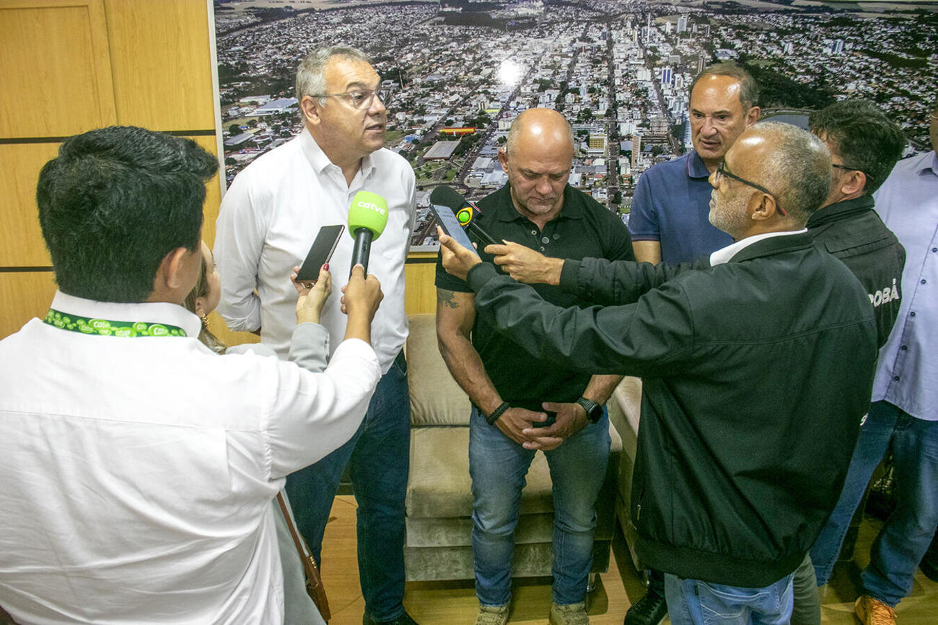 Ato nesta quinta-feira (1º), no Gabinete do Prefeito, teve a presença de várias autoridades, como o secretário de Estado da Segurança Pública, Hudson Teixeira
