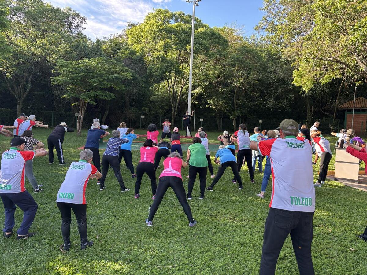 Ação promovida pelo Departamento de Atendimento à Pessoa Idosa reuniu cerca de 50 participantes em atividade de caminhada e confraternização