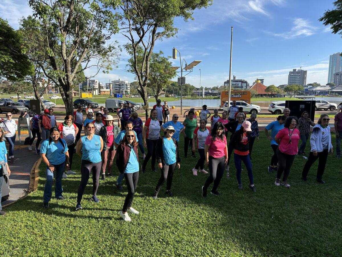 Ação promovida pelo Departamento de Atendimento à Pessoa Idosa reuniu cerca de 50 participantes em atividade de caminhada e confraternização