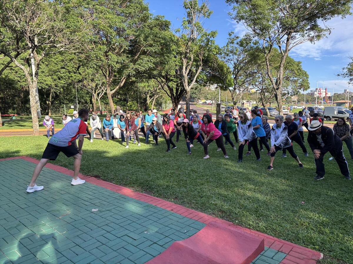 Ação promovida pelo Departamento de Atendimento à Pessoa Idosa reuniu cerca de 50 participantes em atividade de caminhada e confraternização
