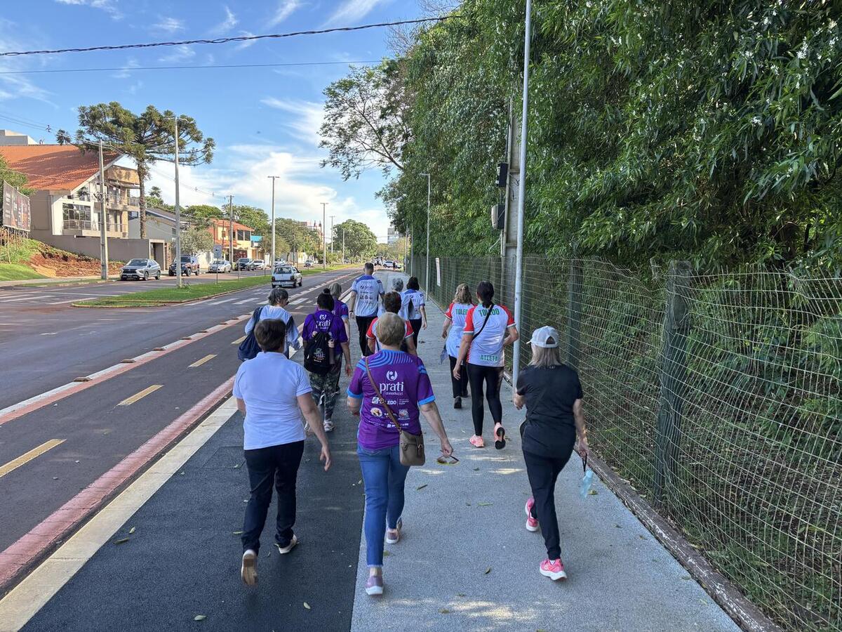 Ação promovida pelo Departamento de Atendimento à Pessoa Idosa reuniu cerca de 50 participantes em atividade de caminhada e confraternização