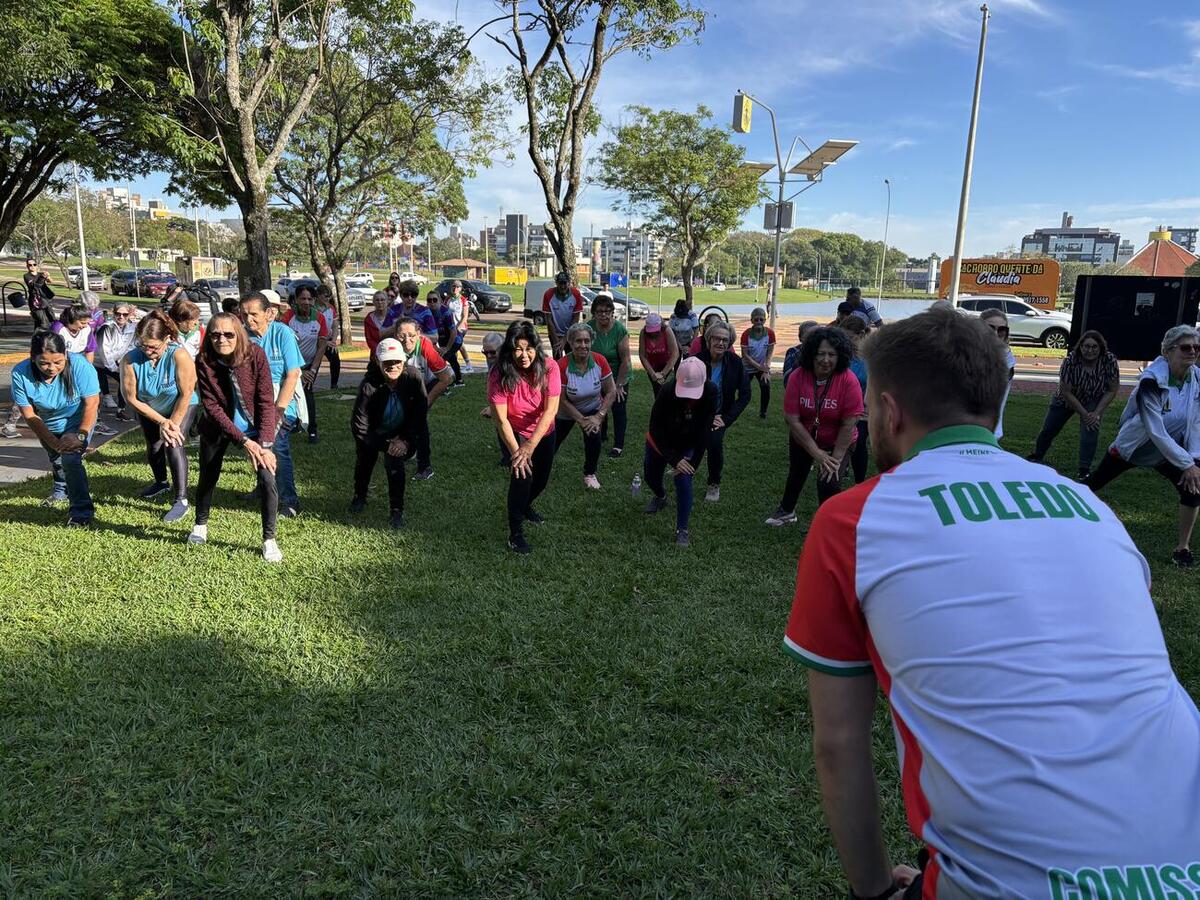 Ação promovida pelo Departamento de Atendimento à Pessoa Idosa reuniu cerca de 50 participantes em atividade de caminhada e confraternização