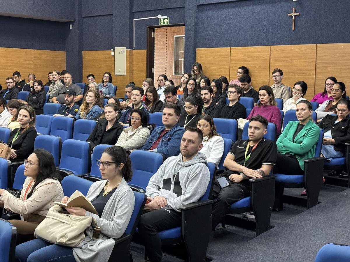 Atividade reuniu palestra, roda de conversa e contação de histórias para abordar o acolhimento e o respeito às diferenças