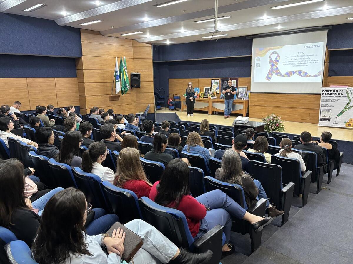 Atividade reuniu palestra, roda de conversa e contação de histórias para abordar o acolhimento e o respeito às diferenças