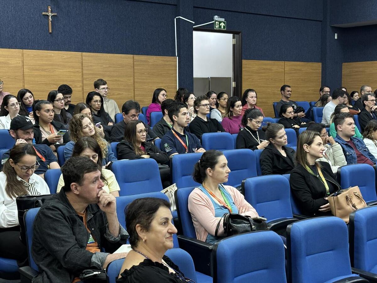 Atividade reuniu palestra, roda de conversa e contação de histórias para abordar o acolhimento e o respeito às diferenças
