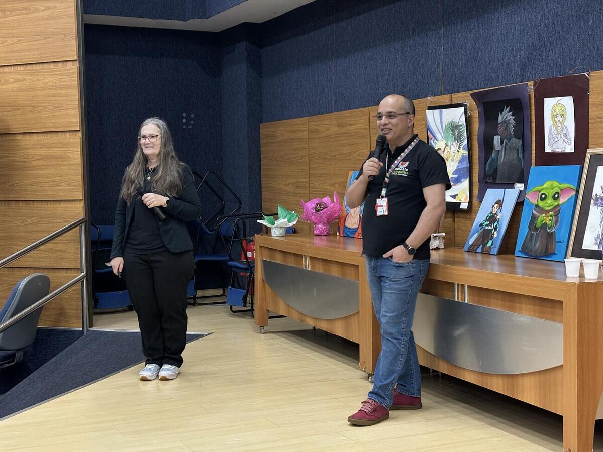 Atividade reuniu palestra, roda de conversa e contação de histórias para abordar o acolhimento e o respeito às diferenças