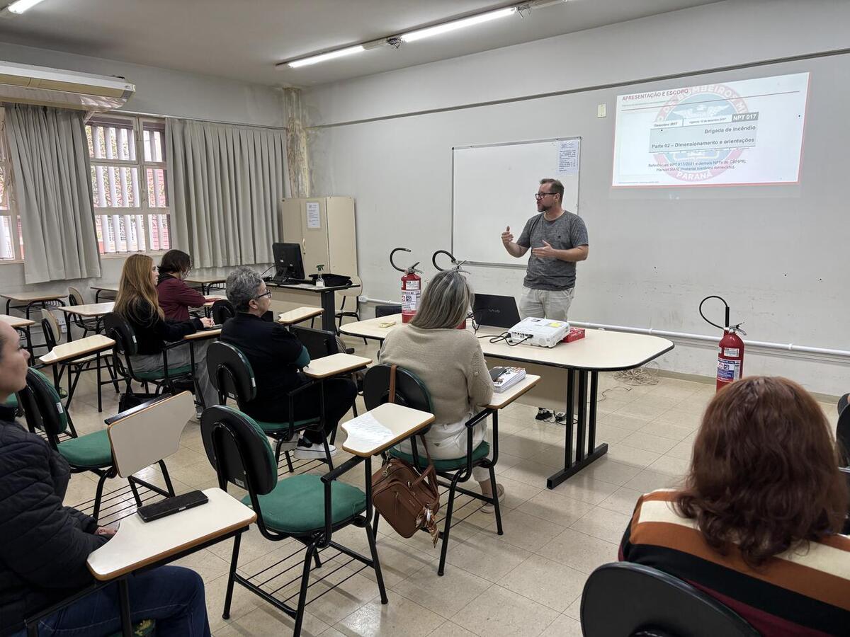 Capacitação reúne 40 servidores em quatro encontros, com aulas teóricas e práticas voltadas à prevenção e atuação em situações de emergência