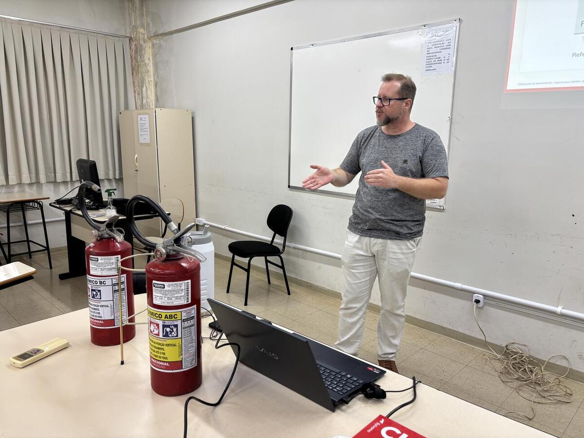 Capacitação reúne 40 servidores em quatro encontros, com aulas teóricas e práticas voltadas à prevenção e atuação em situações de emergência