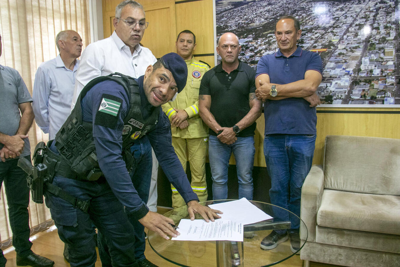 Ato nesta quinta-feira (1º), no Gabinete do Prefeito, teve a presença de várias autoridades, como o secretário de Estado da Segurança Pública, Hudson Teixeira