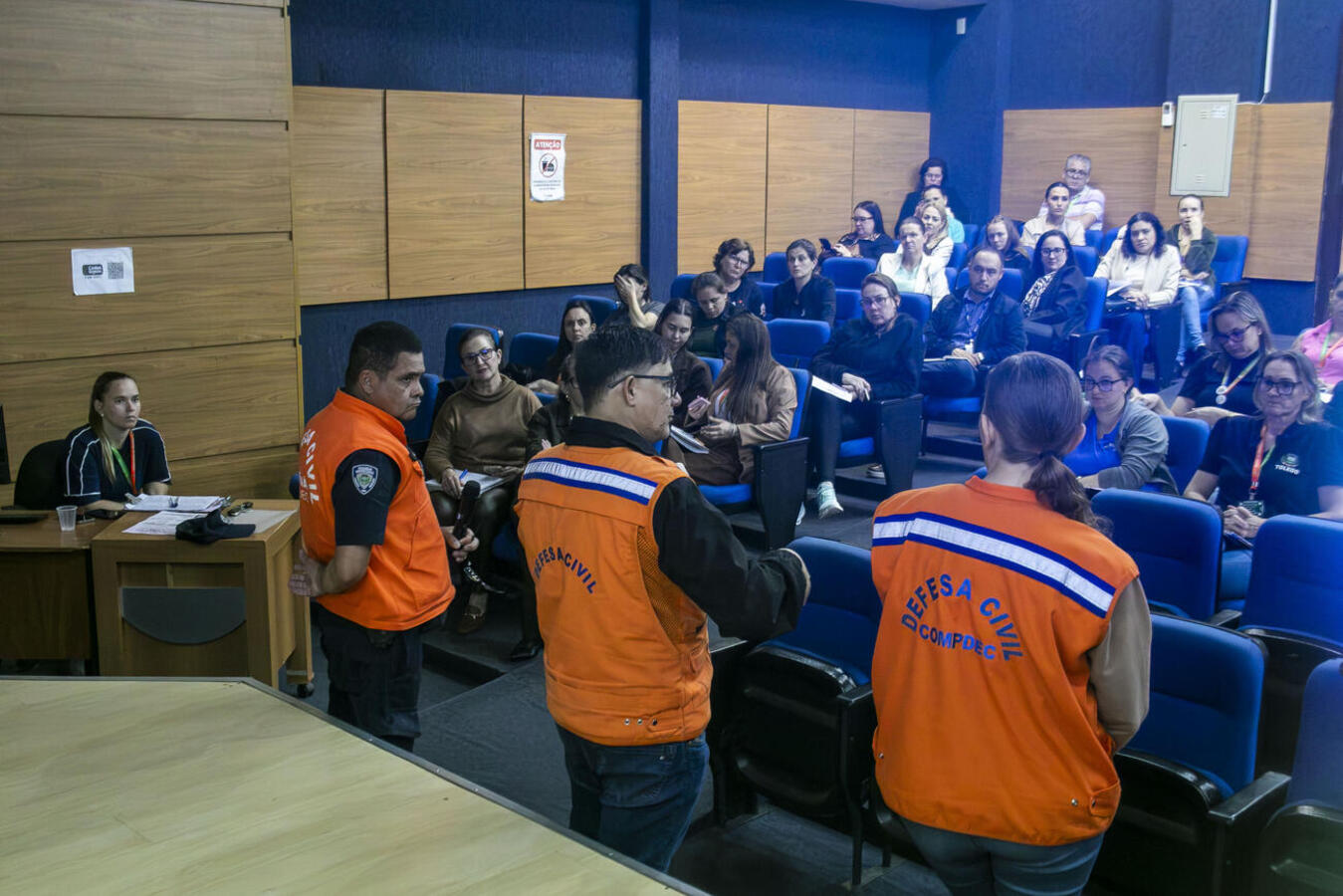 Reunião com a Defesa Civil orientou gestores sobre planos internos de contingência, rotas de evacuação e procedimentos de segurança