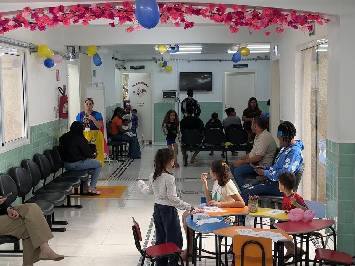 Ação atendeu crianças de 2 a 12 anos nesta quinta-feira (15), com avaliações médicas, orientações de saúde, conferência de vacinas e brincadeiras