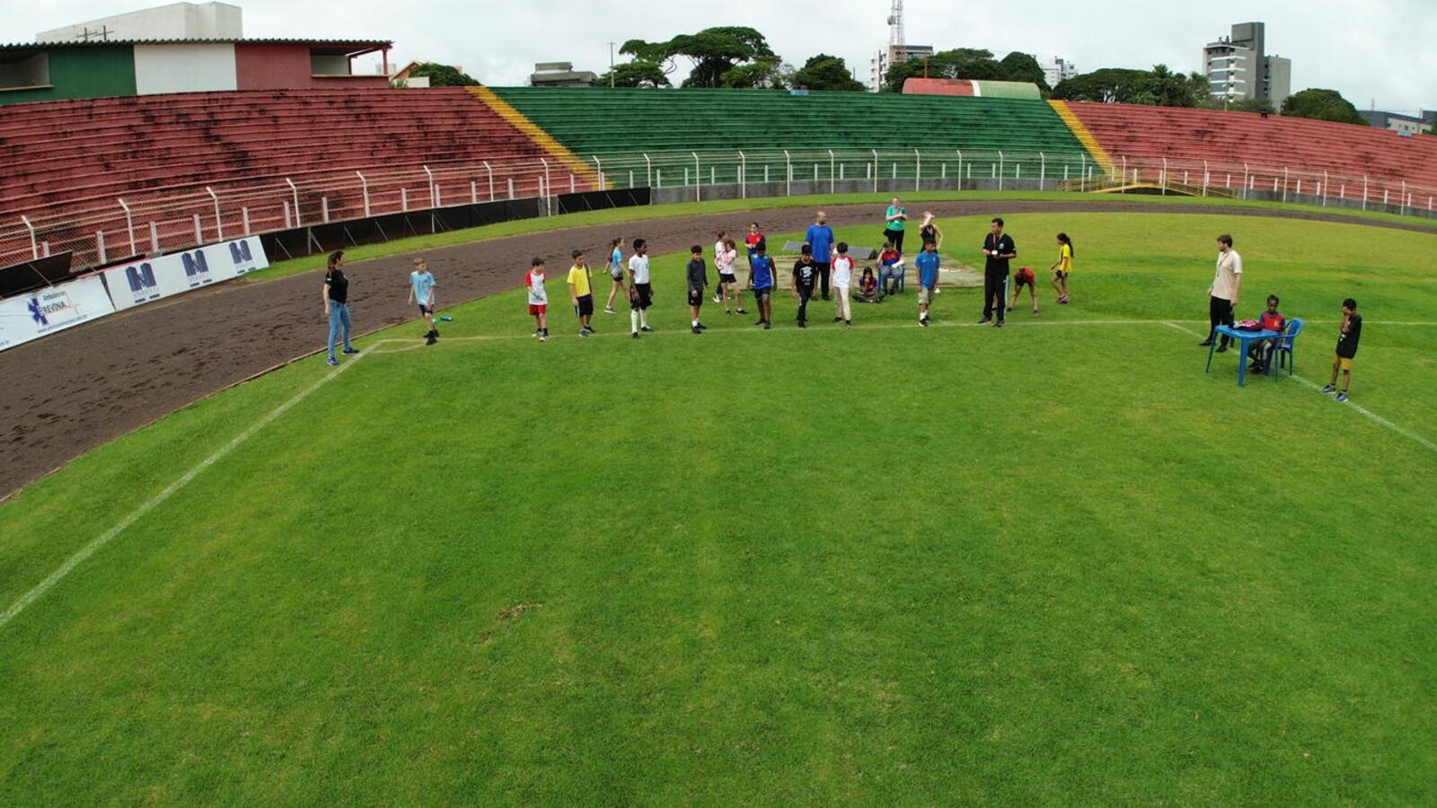 Estudantes do 5º ano participam de festival, que está tendo provas de atletismo no 14 de Dezembro e modalidades coletivas, semana que vem, na Unipar/câmpus 2