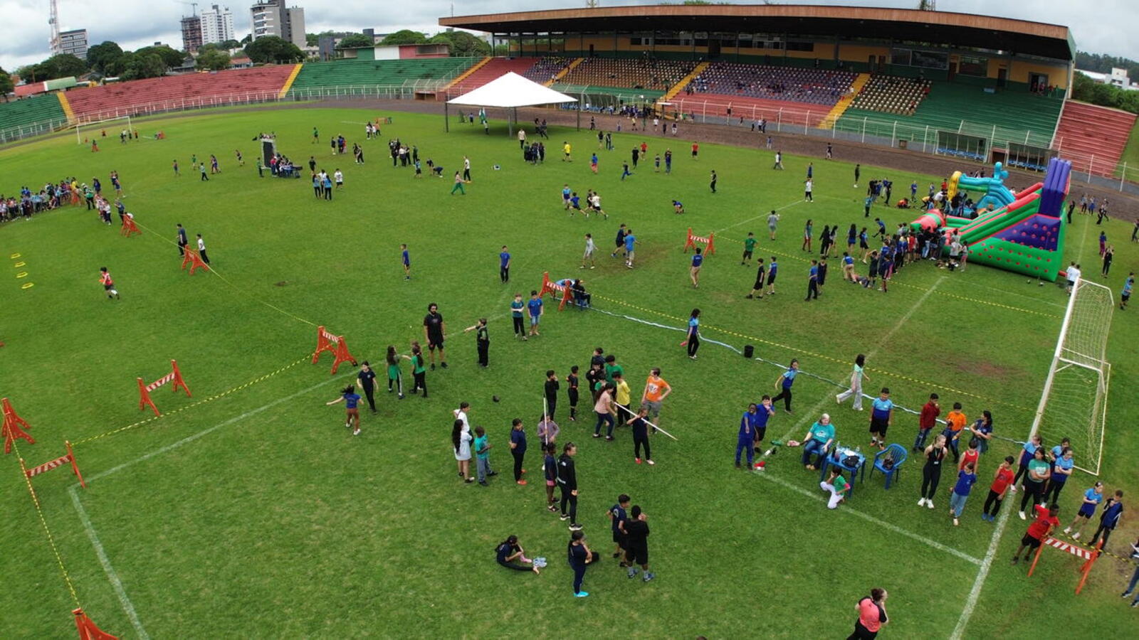 Estudantes do 5º ano participam de festival, que está tendo provas de atletismo no 14 de Dezembro e modalidades coletivas, semana que vem, na Unipar/câmpus 2