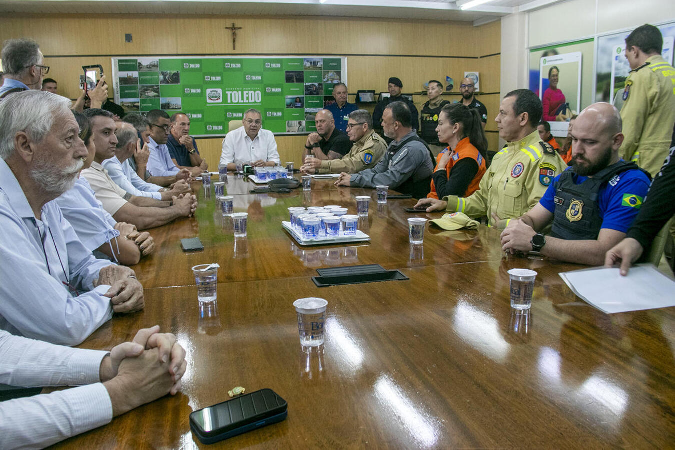 Ato nesta quinta-feira (1º), no Gabinete do Prefeito, teve a presença de várias autoridades, como o secretário de Estado da Segurança Pública, Hudson Teixeira
