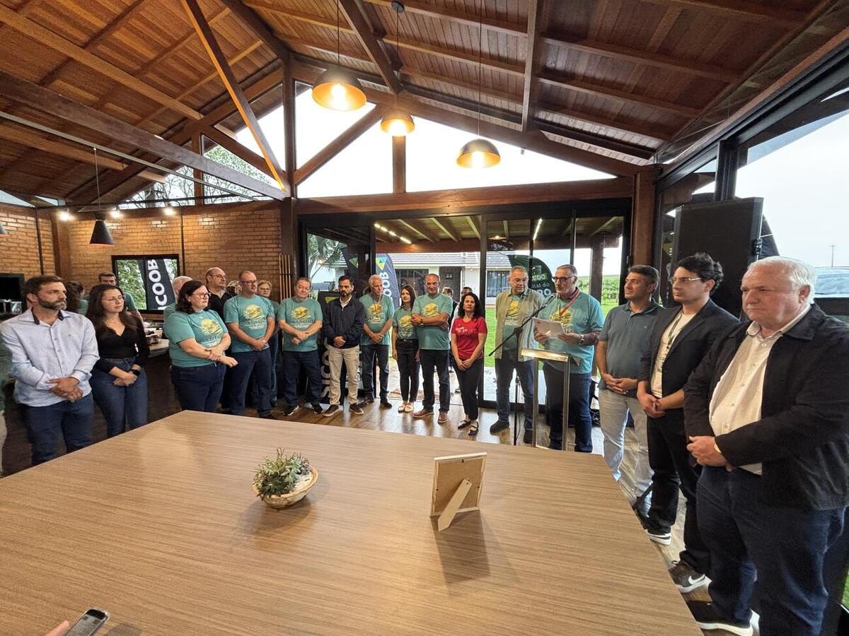 Iniciativa busca facilitar a localização das propriedades e ampliar a divulgação dos atrativos do interior; evento também marcou a assinatura de três leis municipais relacionadas ao turismo
