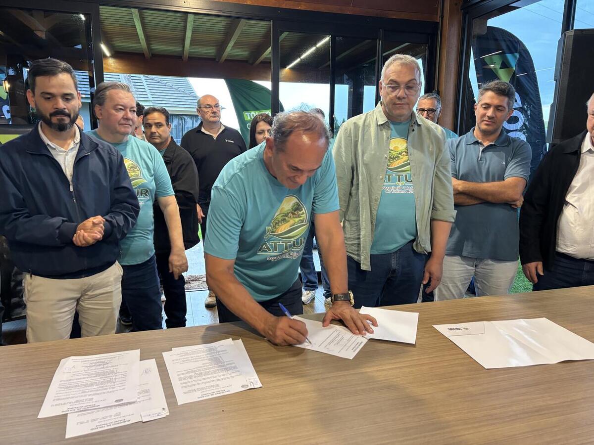 Iniciativa busca facilitar a localização das propriedades e ampliar a divulgação dos atrativos do interior; evento também marcou a assinatura de três leis municipais relacionadas ao turismo