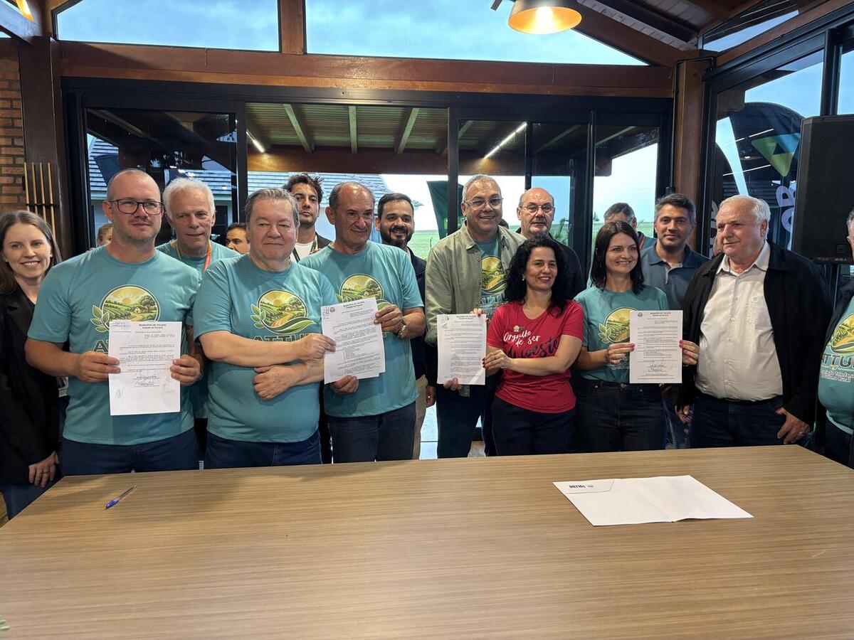 Iniciativa busca facilitar a localização das propriedades e ampliar a divulgação dos atrativos do interior; evento também marcou a assinatura de três leis municipais relacionadas ao turismo