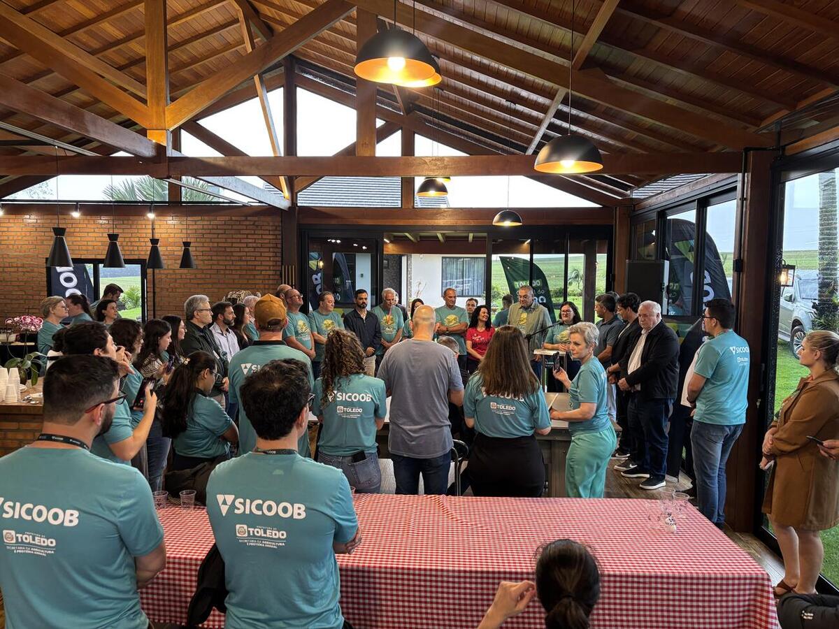 Iniciativa busca facilitar a localização das propriedades e ampliar a divulgação dos atrativos do interior; evento também marcou a assinatura de três leis municipais relacionadas ao turismo