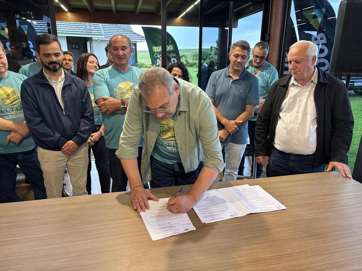 Iniciativa busca facilitar a localização das propriedades e ampliar a divulgação dos atrativos do interior; evento também marcou a assinatura de três leis municipais relacionadas ao turismo