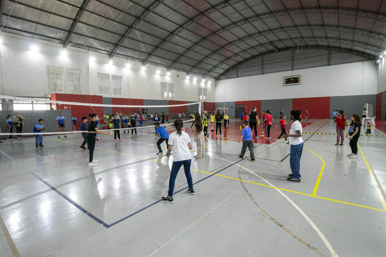 Festival esportivo reúne estudantes dos 5º anos de 36 escolas municipais em modalidades coletivas na Unipar