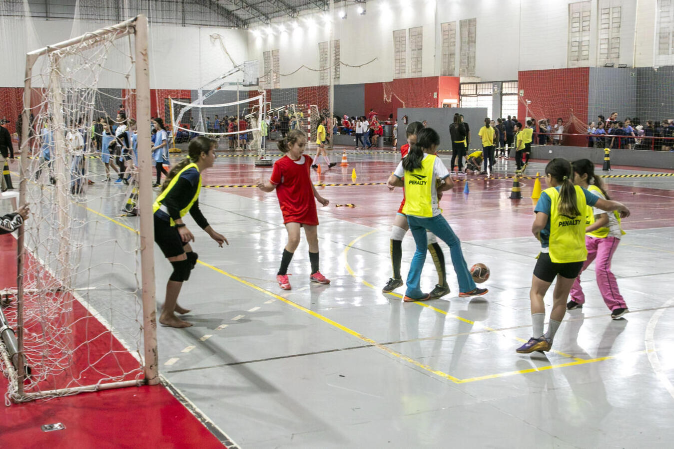 Festival esportivo reúne estudantes dos 5º anos de 36 escolas municipais em modalidades coletivas na Unipar